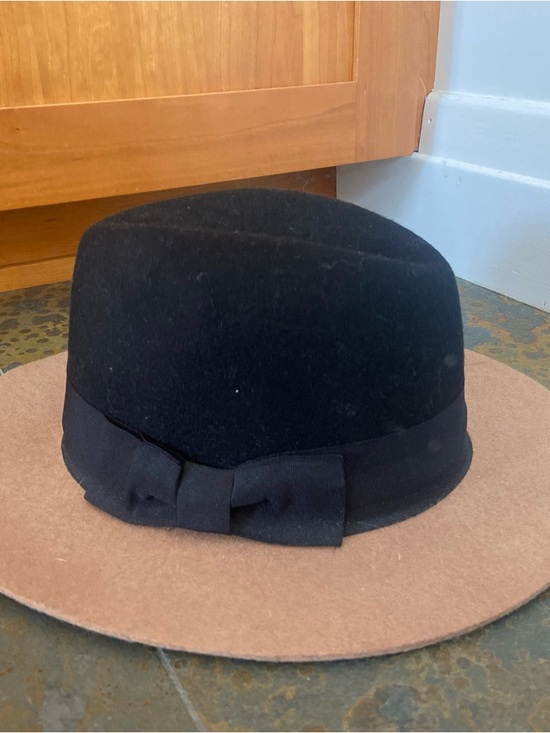 Chico's Accessories - CHICO’S Two-Tone Wool Felt Bow Fedora - Black Crown, Tan Brim great shape!